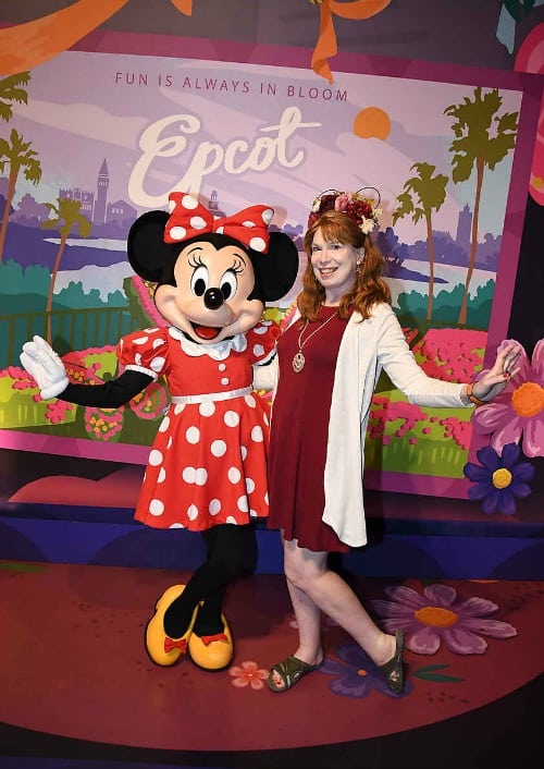 Meeting Minnie in a cute outfit in the winter