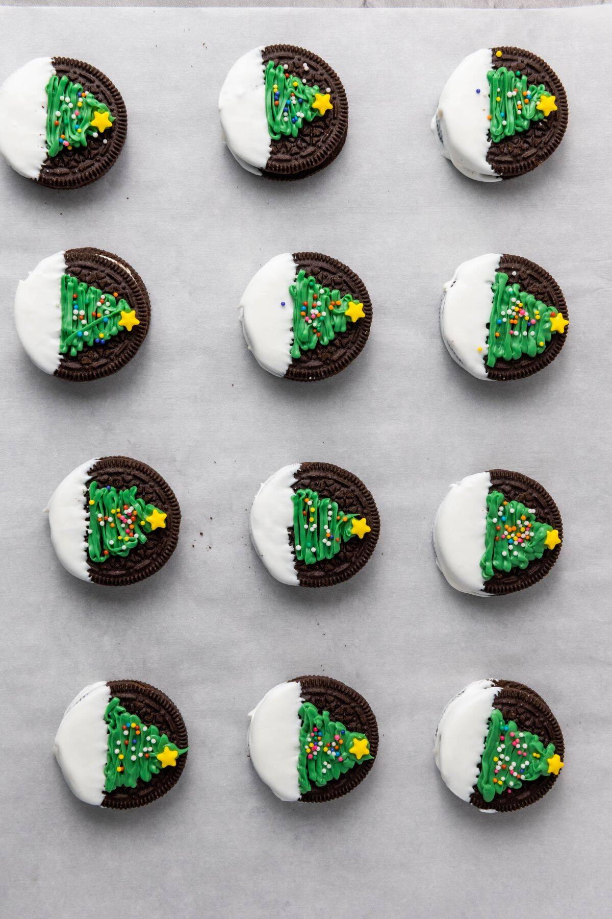Oreod decorated with Christmas tree neatly arranged on a surface.