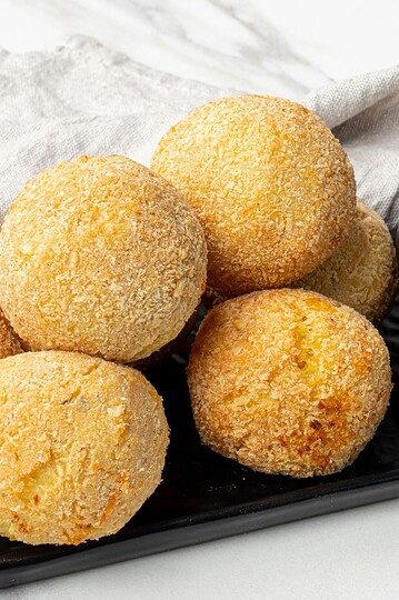 Delicious, creamy cheese balls coated with bread crumbs, perfect for snacking or parties. Easy to make and flavorful.